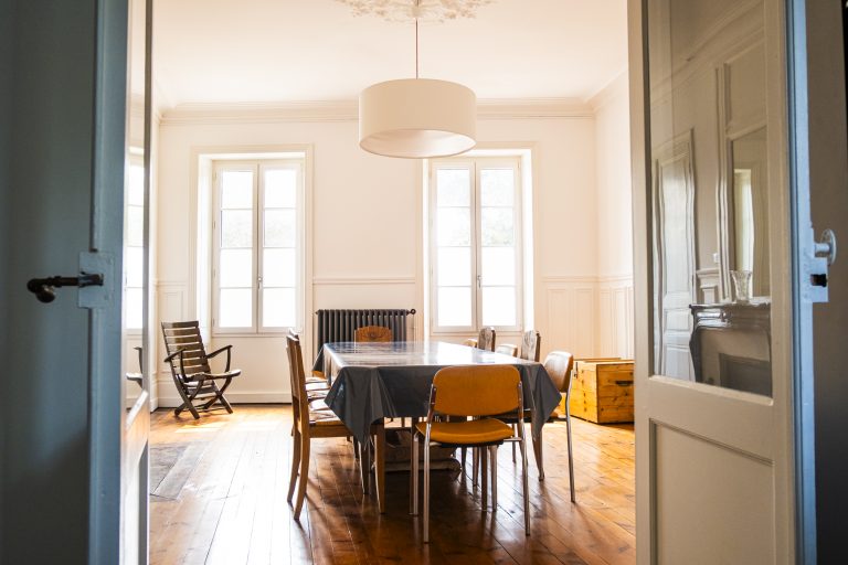 salle à manger vue depuis la cuisine