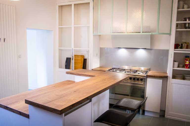 cuisine avec four et piano de cuisine avec bar en premier plan