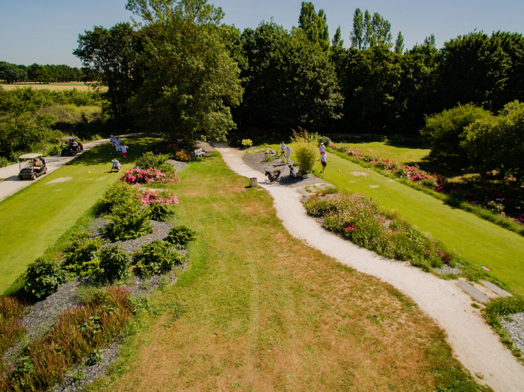 Vue aerienne du chemin vers. le premier départ au golf de La Jarne