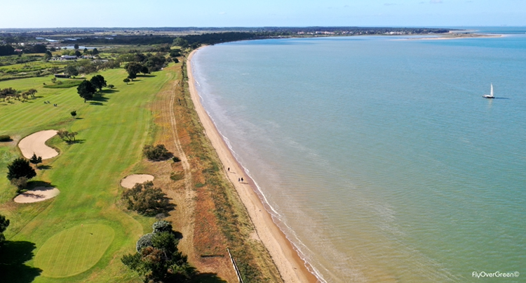 image aérienne du golf d'Oleron au bord de la mer